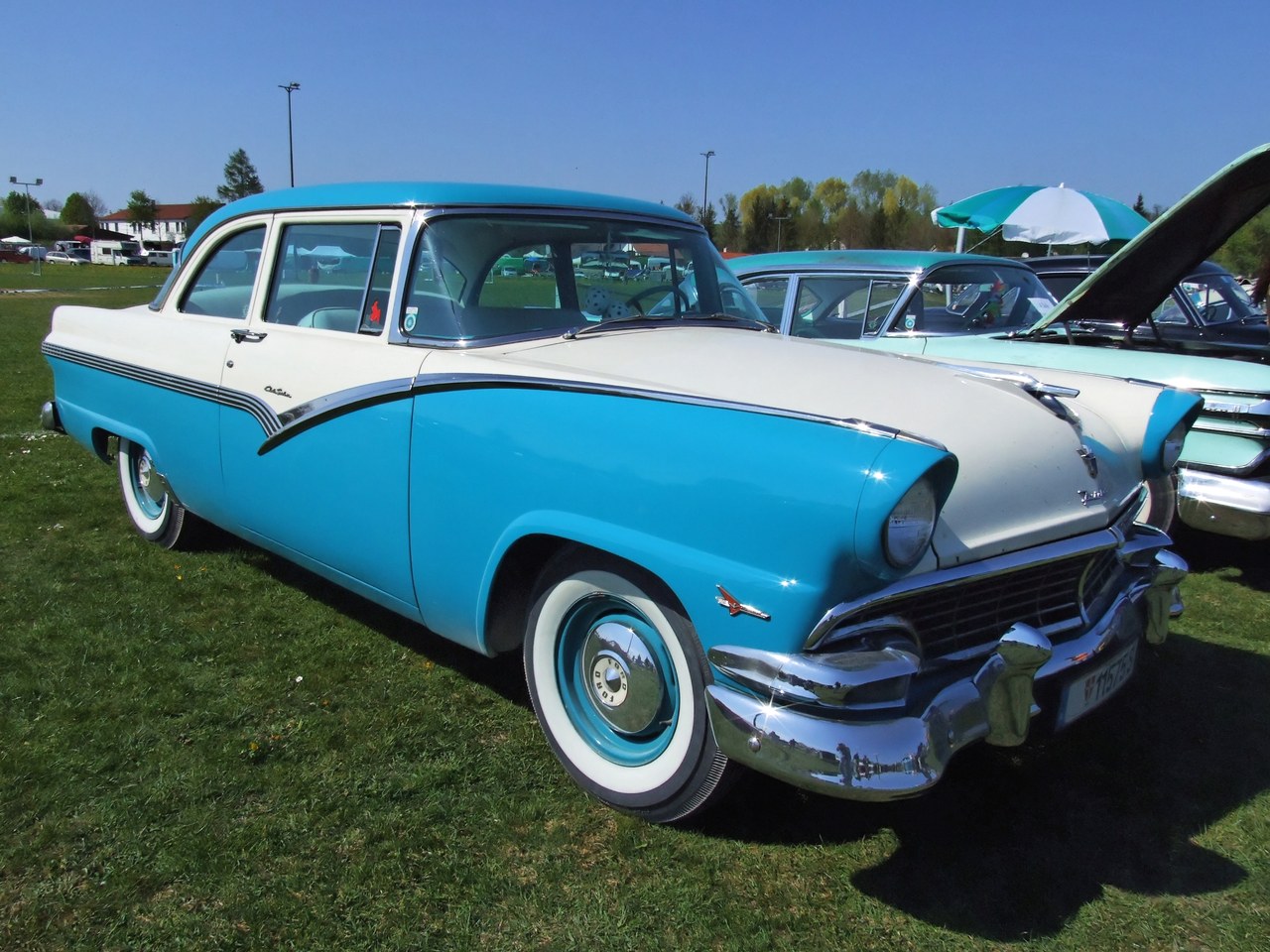 Ford Fairlane club sedan