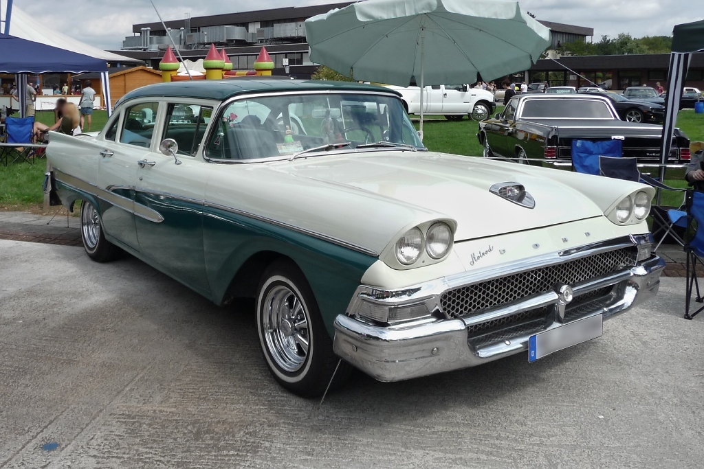 Ford Custom 300 sedan