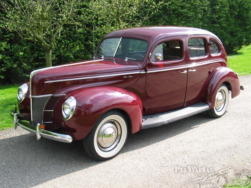 Ford Deluxe 4-door sedan