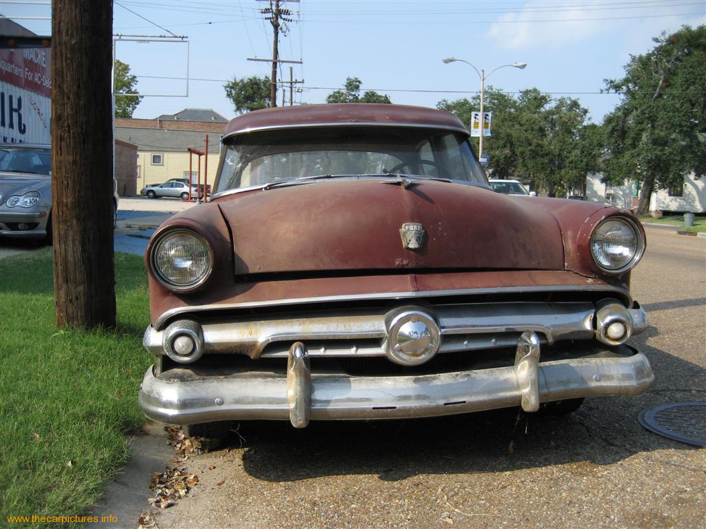 Ford Deluxe 4-dr Sedan