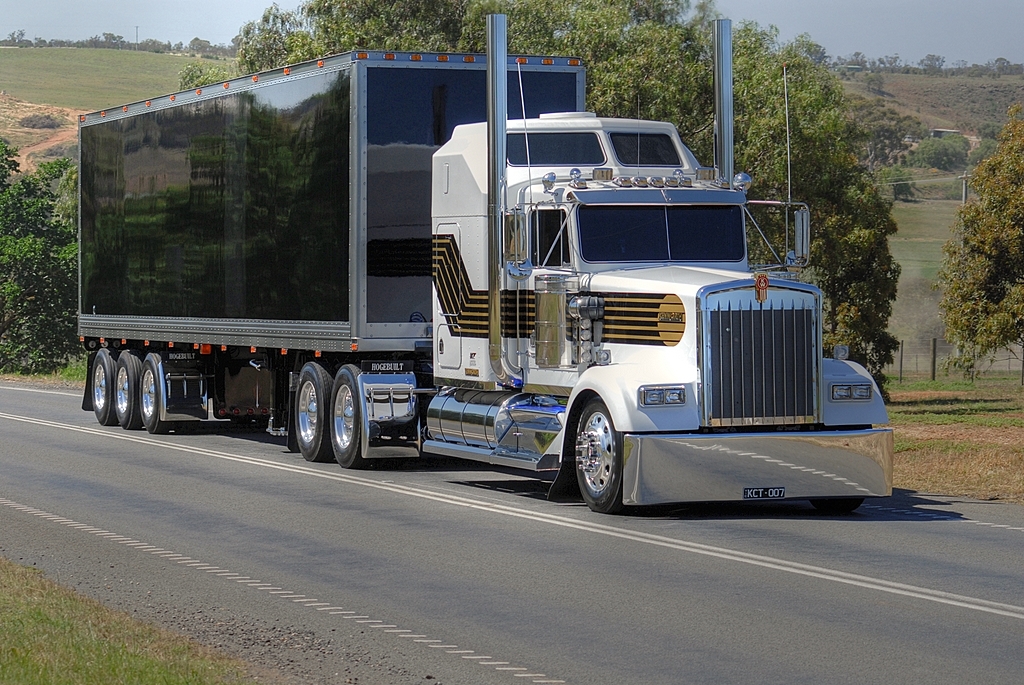 Kenworth W900L