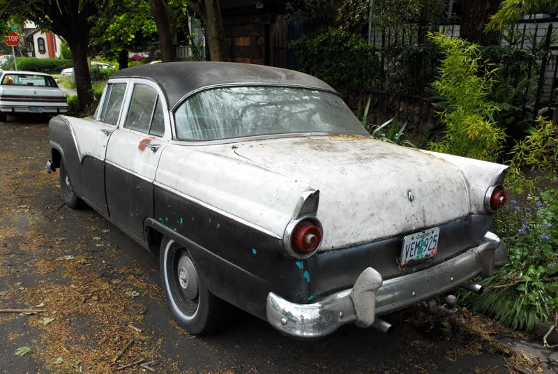 Ford Fairlane 4-Door Sedan