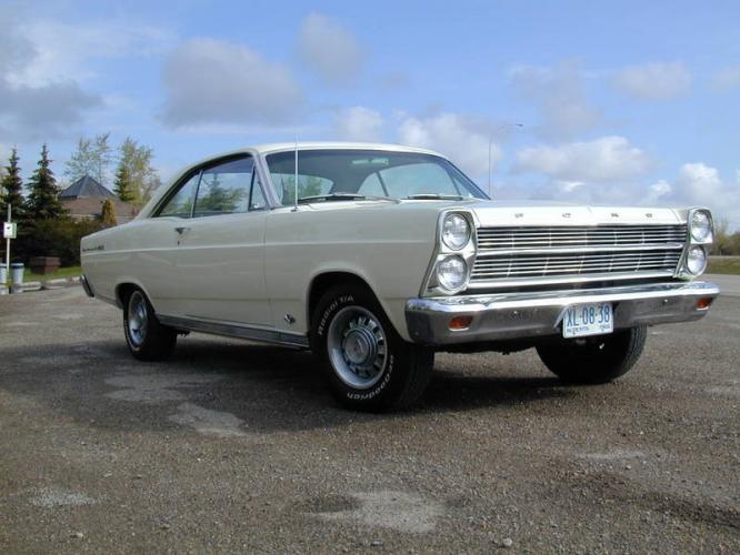 Ford Fairlane 2-dr HT