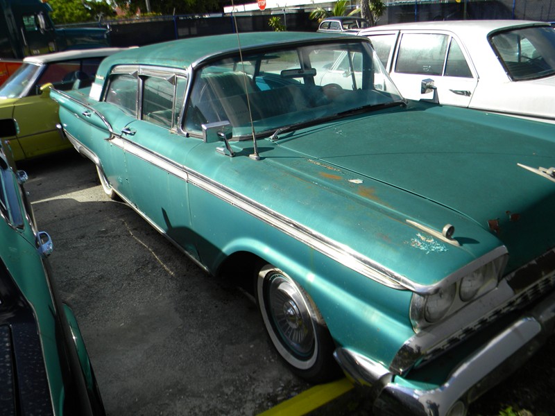 Ford Fairlane 4-dr Sedan