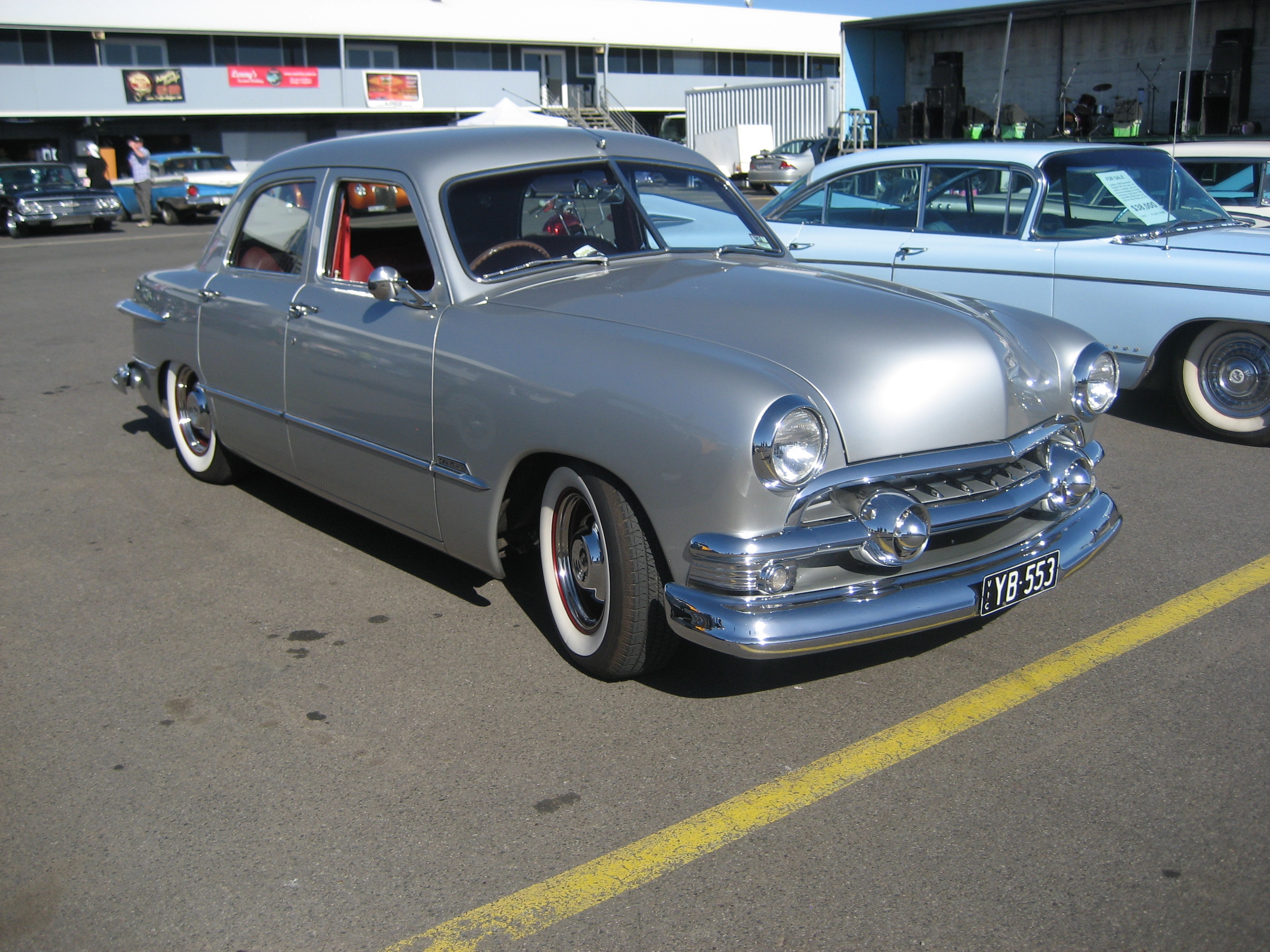 Ford Deluxe sedan