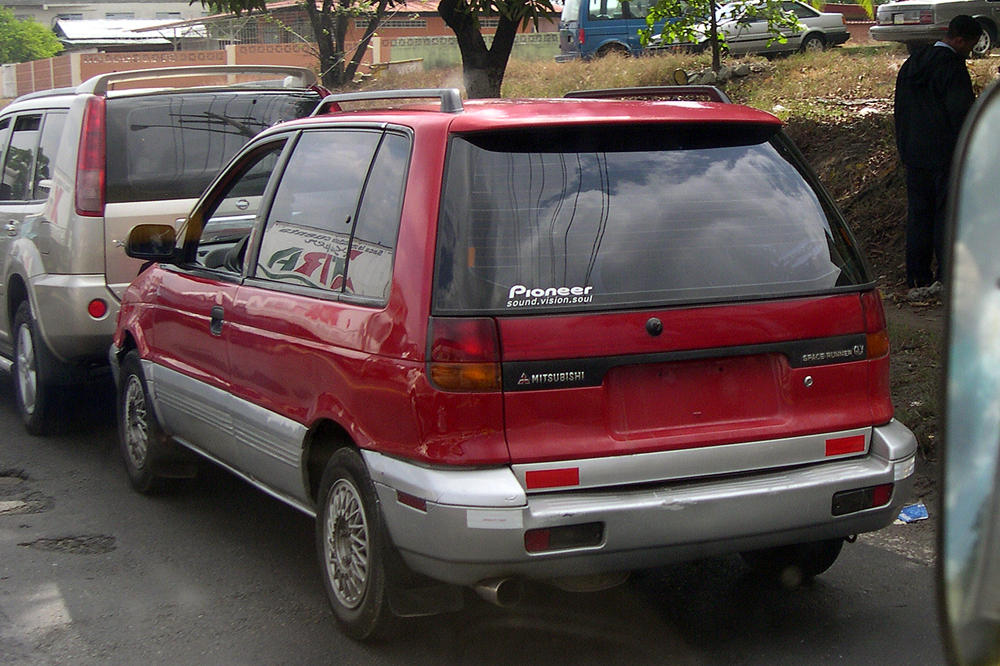 Mitsubishi Space Runner GX