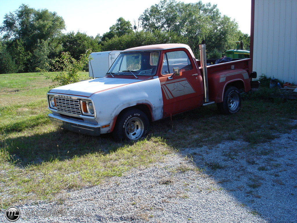 Dodge D-150 Lil red Express