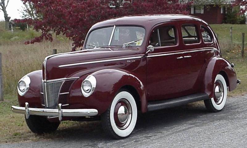 Ford Deluxe 4-door sedan