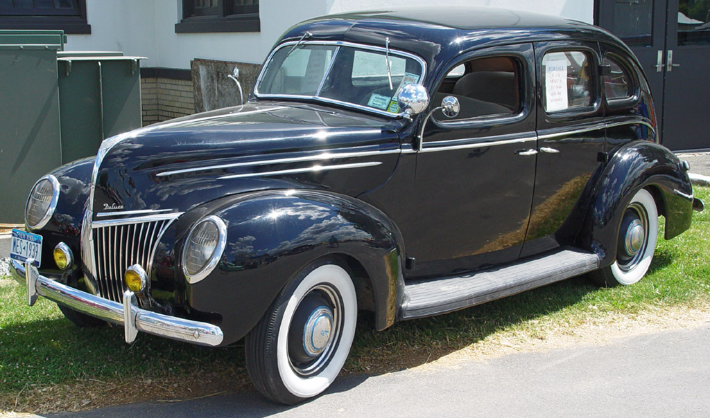 Ford Deluxe sedan