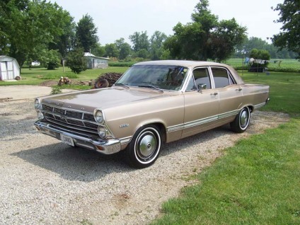 Ford Fairlane 4-dr Sedan