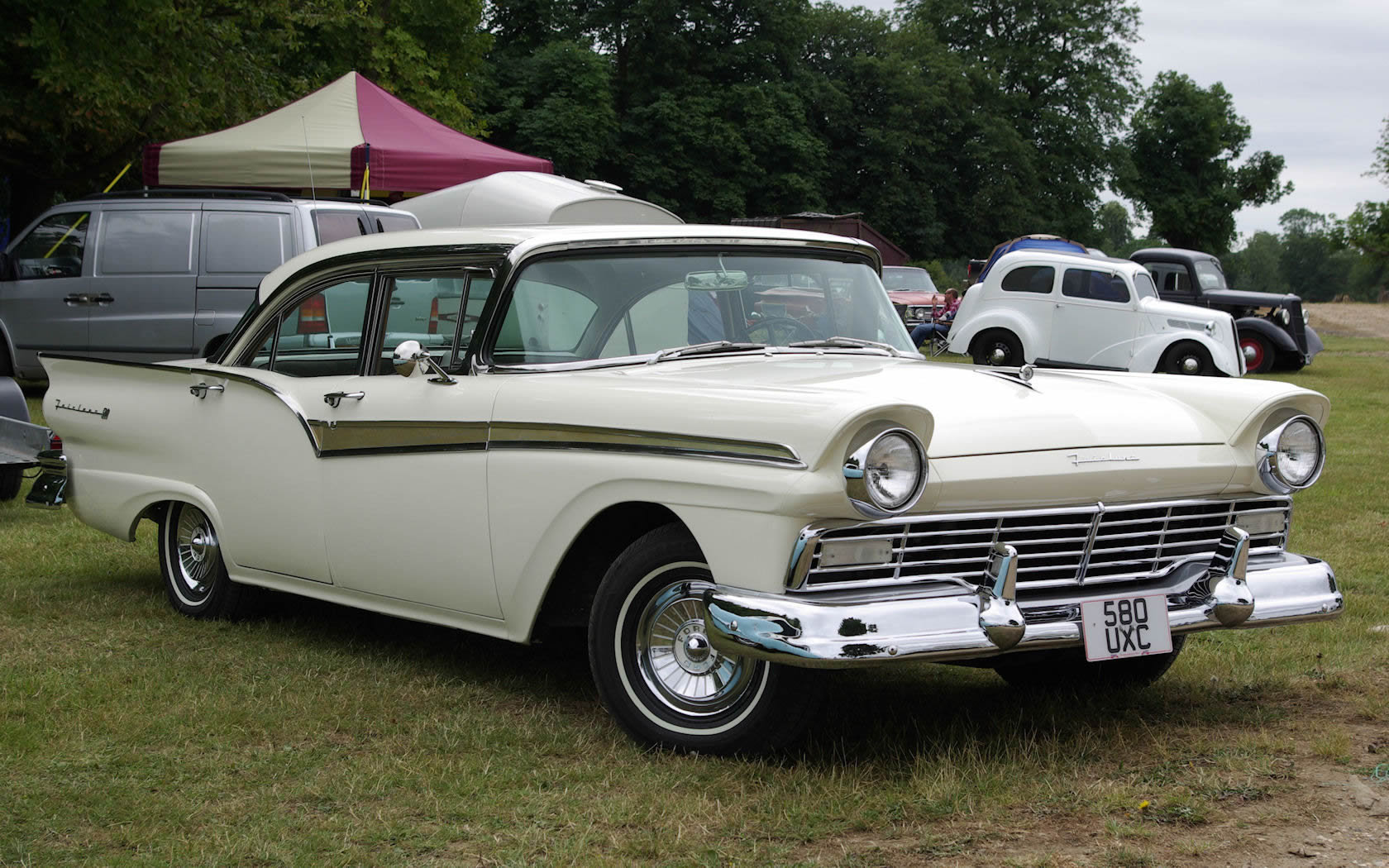 Ford Fairlane 500 Town Sedan