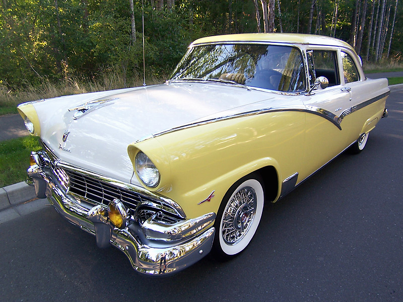 Ford Fairlane club sedan