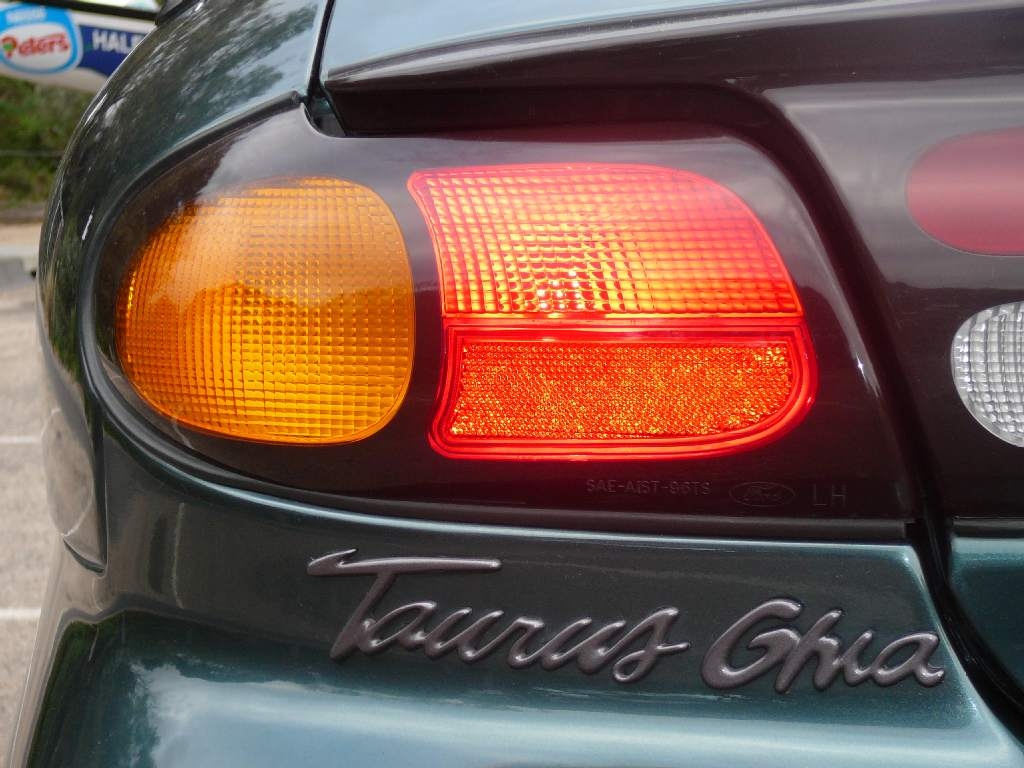 Ford Taurus Ghia 30 V6