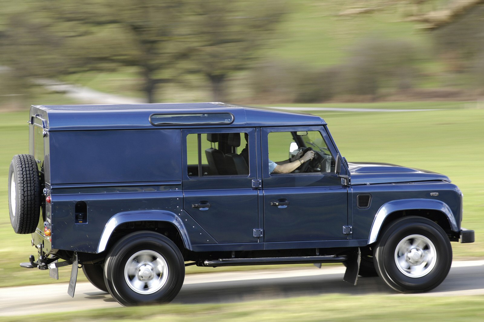 [Image: land-rover-defender-utility-van-04.jpg]