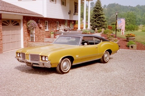 Oldsmobile Cutlass 2dr HT