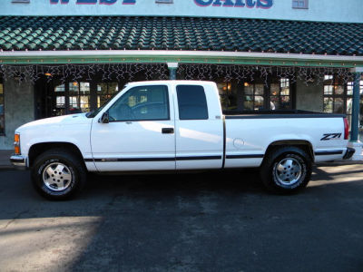 1995 Chevrolet 1500  Silverado -
   Cars.com </title>
   <meta name="title" content="1995 Chevrolet 1500  Silverado - Cars.com"/>
   <meta name="description" content="Listed on Cars.com
