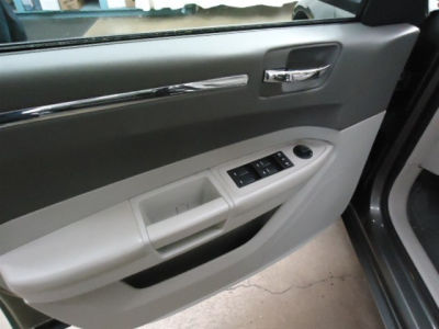 2009 Chrysler 300  LIC 307