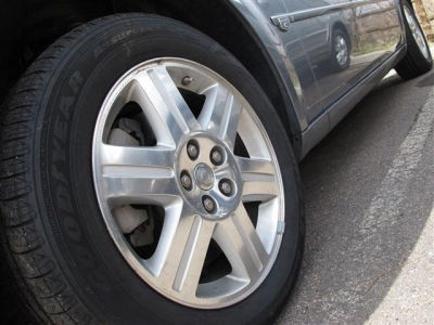 2006 Chrysler 300C  Base -
   Cars.com </title>
   <meta name="title" content="2006 Chrysler 300C  Base - Cars.com"/>
   <meta name="description" content="Listed on Cars.com