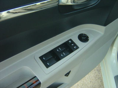 2007 Chrysler 300C  Base -
   Cars.com </title>
   <meta name="title" content="2007 Chrysler 300C  Base - Cars.com"/>
   <meta name="description" content="Listed on Cars.com