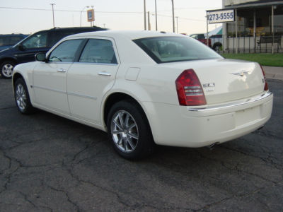 2007 Chrysler 300C  Base -
   Cars.com </title>
   <meta name="title" content="2007 Chrysler 300C  Base - Cars.com"/>
   <meta name="description" content="Listed on Cars.com