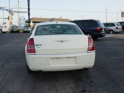 2007 Chrysler 300C  Base -
   Cars.com </title>
   <meta name="title" content="2007 Chrysler 300C  Base - Cars.com"/>
   <meta name="description" content="Listed on Cars.com