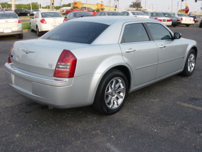 2006 Chrysler 300C  Base -
   Cars.com </title>
   <meta name="title" content="2006 Chrysler 300C  Base - Cars.com"/>
   <meta name="description" content="Listed on Cars.com