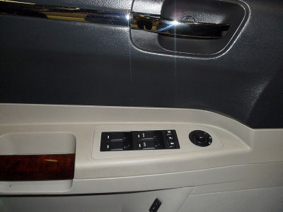 2007 Chrysler 300C  Base -
   Cars.com </title>
   <meta name="title" content="2007 Chrysler 300C  Base - Cars.com"/>
   <meta name="description" content="Listed on Cars.com