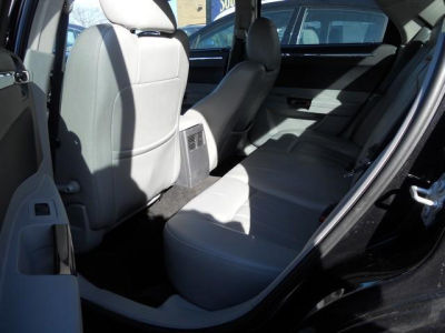 2007 Chrysler 300C  Base -
   Cars.com </title>
   <meta name="title" content="2007 Chrysler 300C  Base - Cars.com"/>
   <meta name="description" content="Listed on Cars.com