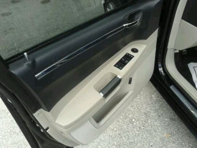 2007 Chrysler 300C  Base -
   Cars.com </title>
   <meta name="title" content="2007 Chrysler 300C  Base - Cars.com"/>
   <meta name="description" content="Listed on Cars.com