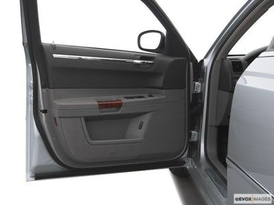 2005 Chrysler 300C  Base -
   Cars.com </title>
   <meta name="title" content="2005 Chrysler 300C  Base - Cars.com"/>
   <meta name="description" content="Listed on Cars.com