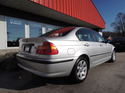 2003 BMW 325  xi