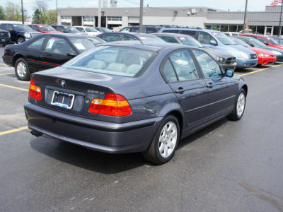 2003 BMW 325  xi