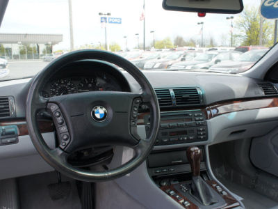 2003 BMW 325  xi