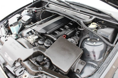2002 BMW 325  i