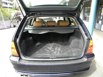 2003 BMW 325  xiT