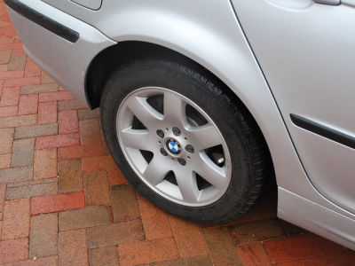 2004 BMW 325  xi