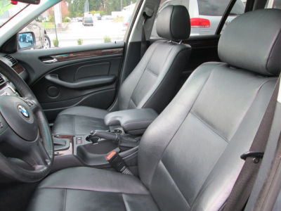 2004 BMW 325  iT