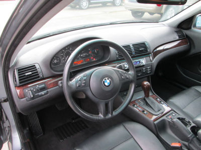2004 BMW 325  iT