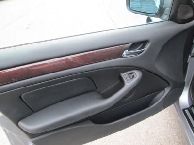 2004 BMW 325  iT