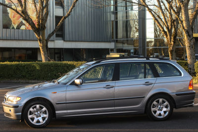 2004 BMW 325  xiT