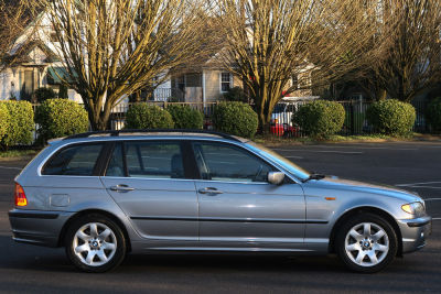 2004 BMW 325  xiT