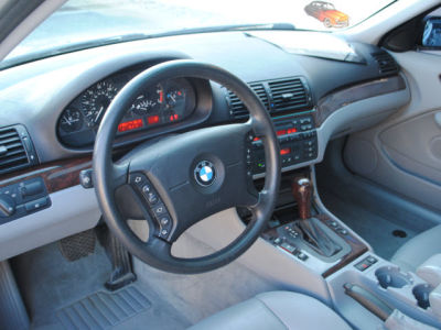 2003 BMW 325  i