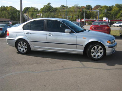 2003 BMW 325  xi