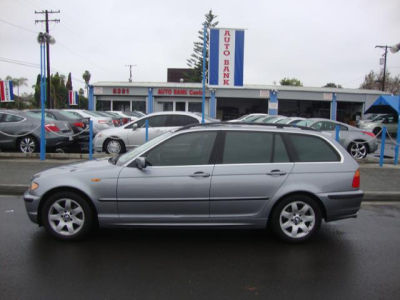 2004 BMW 325  iT