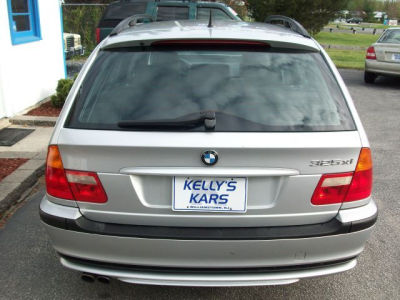2004 BMW 325  xiT