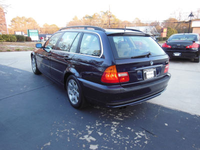 2005 BMW 325  iT