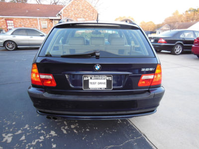 2005 BMW 325  iT
