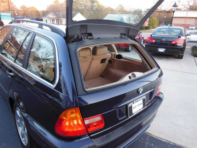 2005 BMW 325  iT