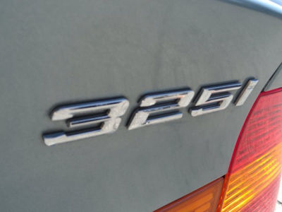 2004 BMW 325  i