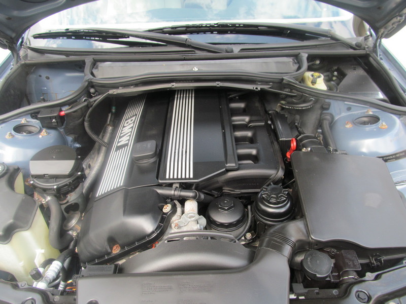 2002 BMW 325  i